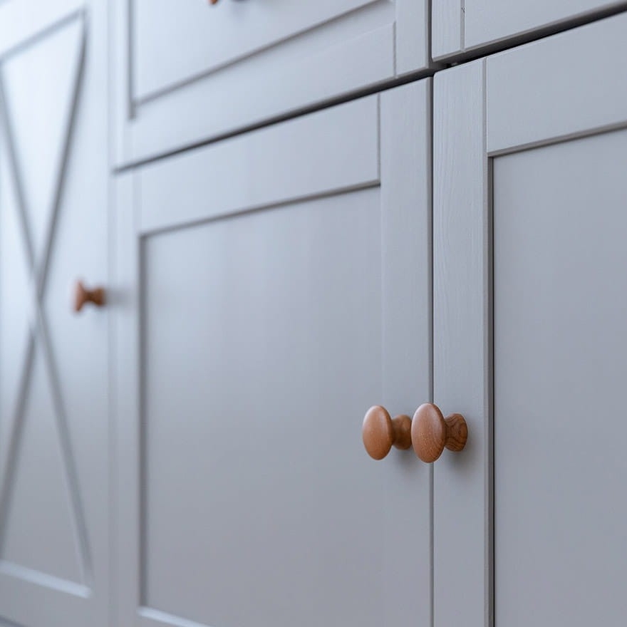 komoda-prowansalska-marone-elite-grey-z-litego-drewna-sosnowego-w-stylu-skandynawskim (25)