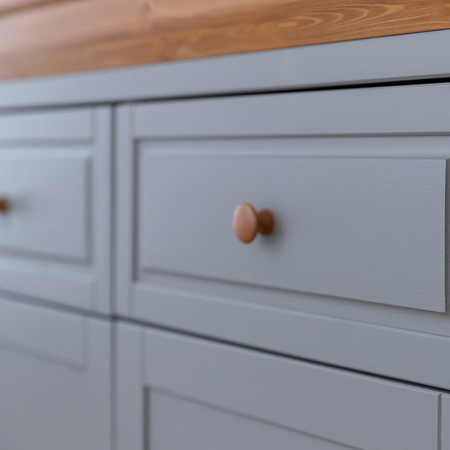 komoda-prowansalska-marone-elite-grey-z-litego-drewna-sosnowego-w-stylu-skandynawskim (8)