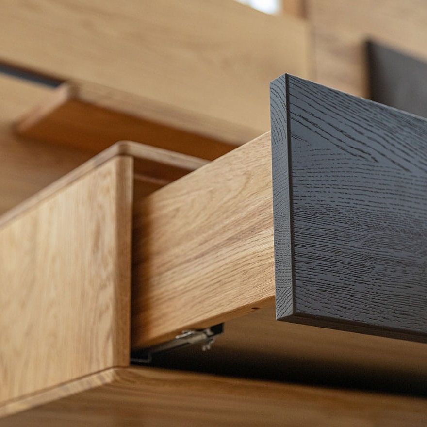 szafka-nocna-wiszaca-drewniana-debowy-sen-sora-lite-drewno-debowe-1-szuflada-grafit (8)