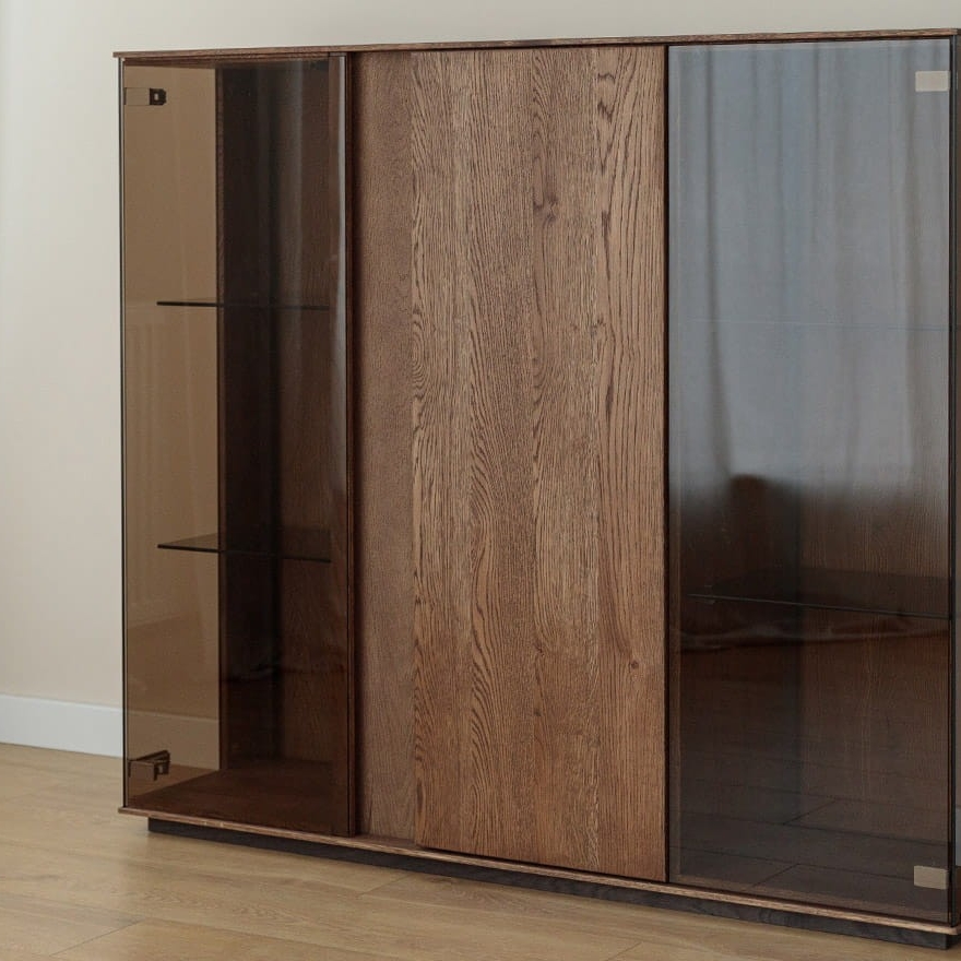 witryna-drewniana-3-skrzydlowa-collodi-tabacco-kredens-lite-drewno-debowe-olejowane-modernistyczna (4)