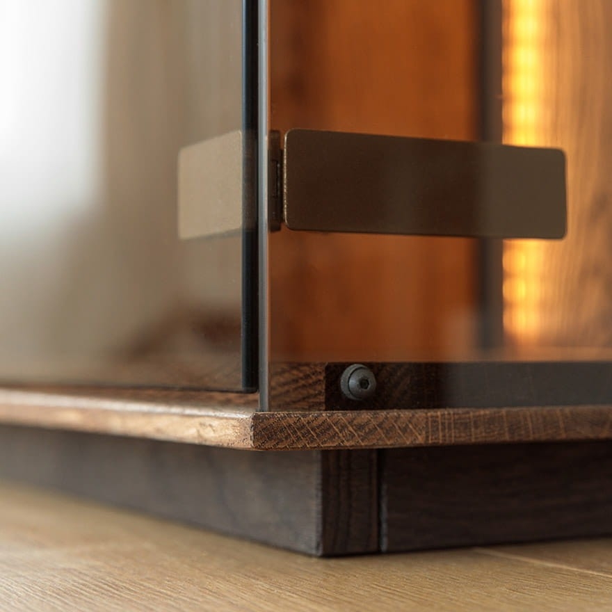 witryna-drewniana-3-skrzydlowa-collodi-tabacco-kredens-lite-drewno-debowe-olejowane-modernistyczna (9)